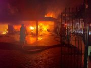 Fuerte incendio consumió un centro de rehabilitación en Cancún