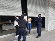 Implementan operativo policial para obligar al cierre de comercios en Cancún