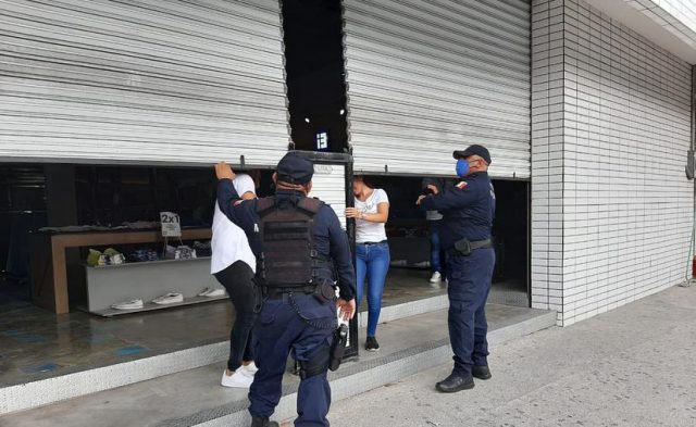 Implementan operativo policial para obligar al cierre de comercios en Cancún