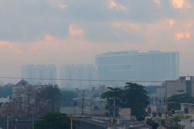 Despiertan habitantes de Cancún con nube de humo provocada por incendios forestales