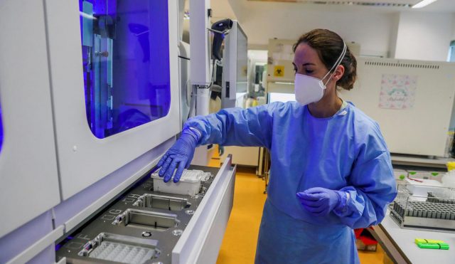 Médicos españoles desarrollan nueva prueba para detectar contagios de COVID-19