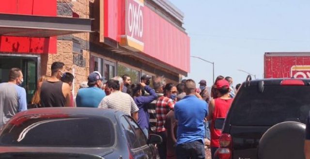En plena cuarentena, sonorenses hacen largas filas para comprar cerveza