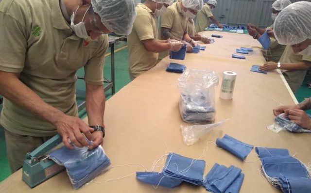 Reclusas del Edomex fabrican miles de cubrebocas a la semana