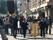 Taxistas y trabajadores del Teatro piden que se les otorguen los créditos de apoyo La Jornada