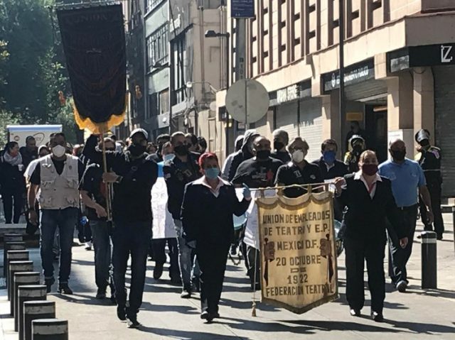 Taxistas y trabajadores del Teatro piden que se les otorguen los créditos de apoyo La Jornada