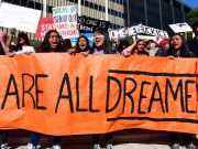 Jueces de EE. UU. dan marcha atrás a la deportación de jóvenes hijos de inmigrantes W Radio México