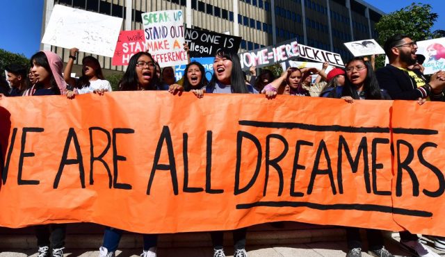Jueces de EE. UU. dan marcha atrás a la deportación de jóvenes hijos de inmigrantes W Radio México