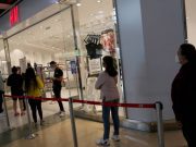 Tiendas abarrotan filas en su reapertura Marca