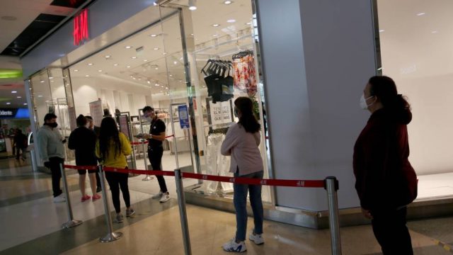 Tiendas abarrotan filas en su reapertura Marca
