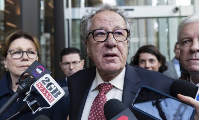 Geoffrey Rush recibirá indemnización millonaria por difamación El País