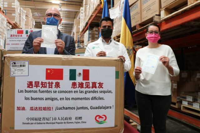 Comerciantes chinos donan un millón de pesos en cubrebocas