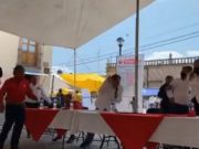 Reciben a huevazos a Fernández Noroña Subrayado