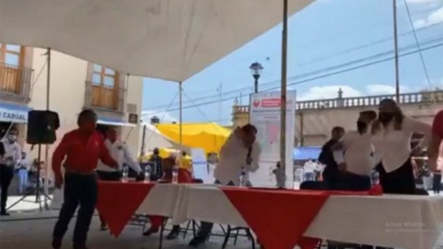 Reciben a huevazos a Fernández Noroña Subrayado