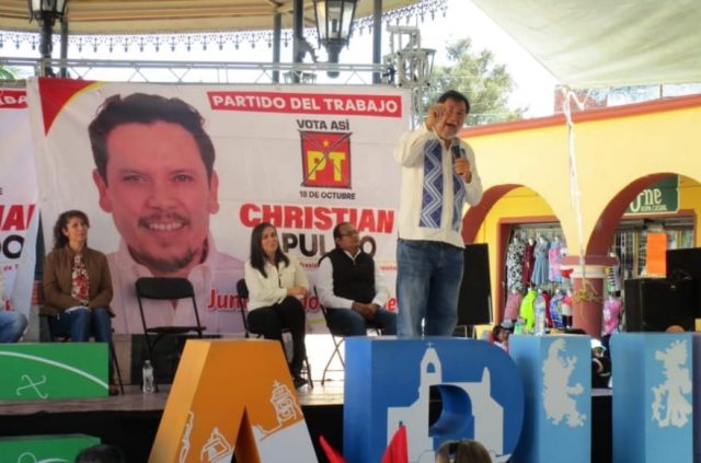 Vuelven a caer huevazos sobre Noroña Uno TV