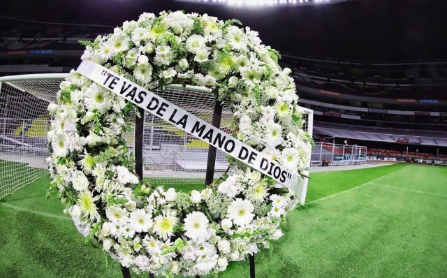 Homenajean al Diego en el Azteca