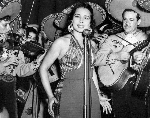 Muere la actriz y cantante Flor Silvestre