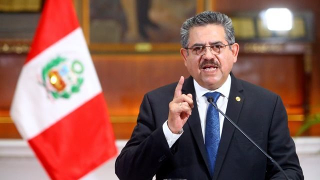 Renuncia Merino a la Presidencia de Perú tras masivas protestas BBC