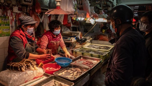 Mercado de Wuhan opera con normalidad y sin medidas sanitaras