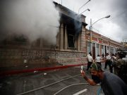 Cientos de manifestantes prenden fuego al Congreso de Guatemala