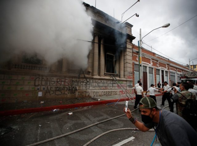 Cientos de manifestantes prenden fuego al Congreso de Guatemala