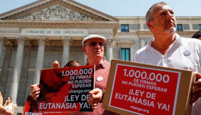 España aprueba la eutanasia