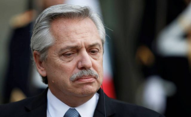 Acusan al presidente de Argentina de envenenar a la población con vacuna
