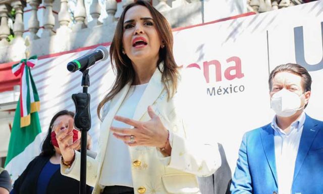 Mario Delgado confirma a Clara Luz Flores como precandidata en Nuevo León