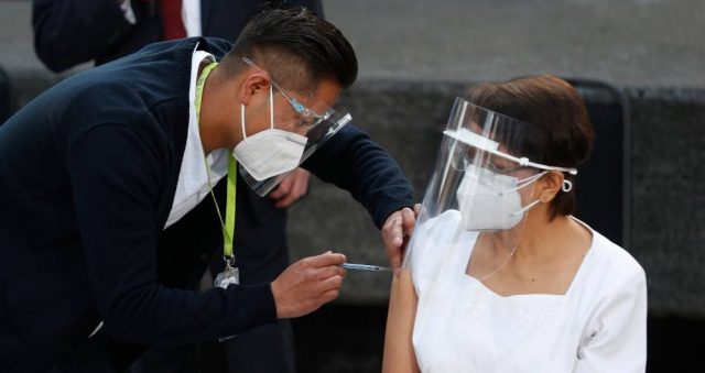 México aplica su primera vacuna contra la COVID-19