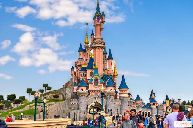 Disneyland París prevé su reapertura en abril