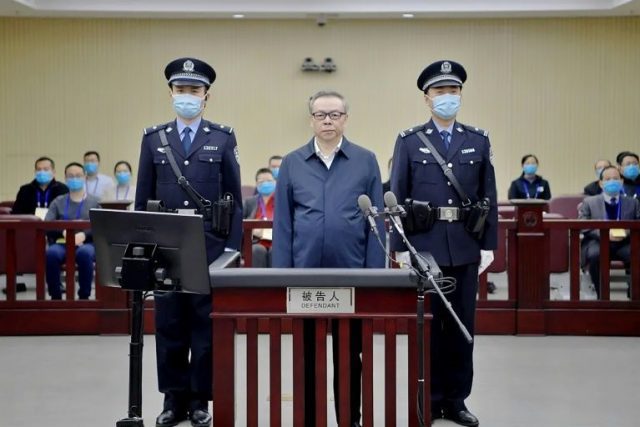 China condena a muerte a ex banquero por corrupción