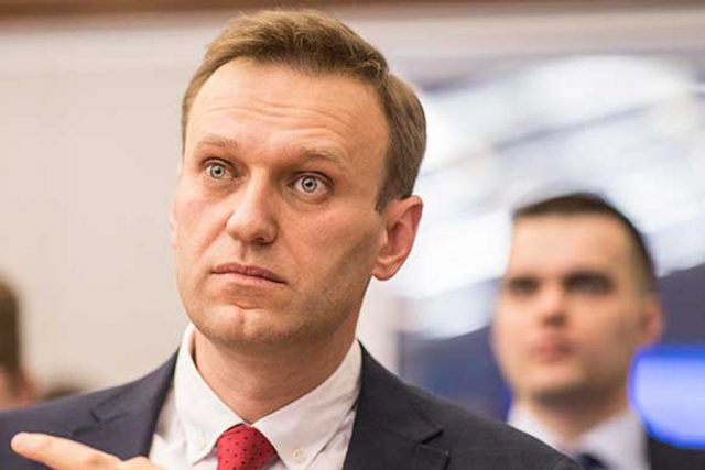 Detienen al opositor ruso Navalny al llegar a Moscú