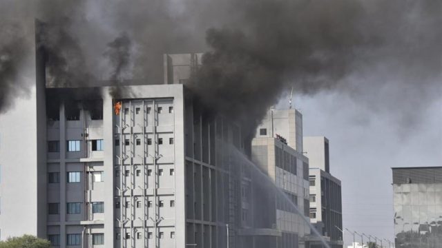 Se incendia la mayor fábrica en el mundo de vacunas contra la COVID-19