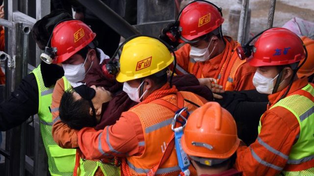 Rescatan en China a 11 mineros que quedaron atrapados 14 días