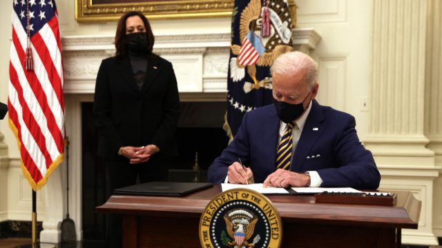 Joe Biden anula orden de Trump que prohibía personas trans en el ejército