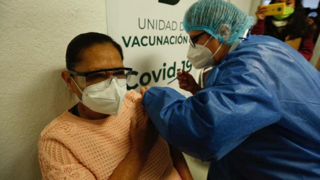 Se vacunan más de 30 mil adultos mayores durante el primer día de la campaña