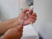 Rechazan vacunar a médicos y trabajadores de farmacia