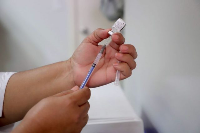 Rechazan vacunar a médicos y trabajadores de farmacia