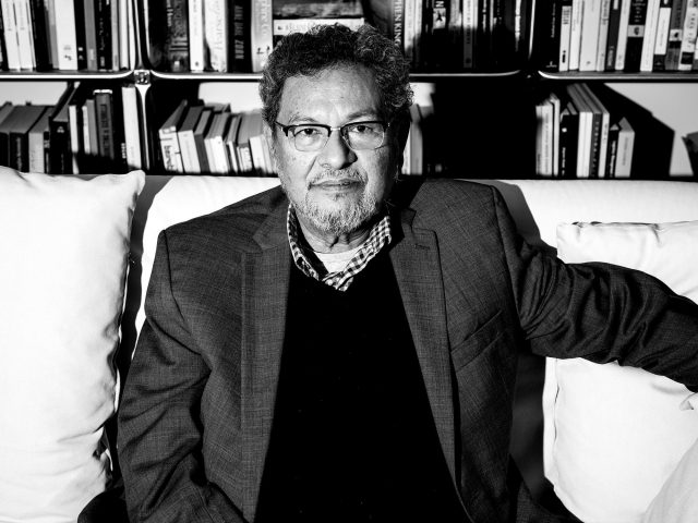Otorgarán el premio honoris causa a Élmer Mendoza
