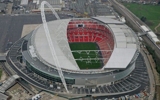 Aficionados del futbol podrán regresar a los estadios de Inglaterra en mayo