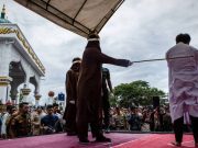 Azotan a dos hombres por mantener relaciones sexuales