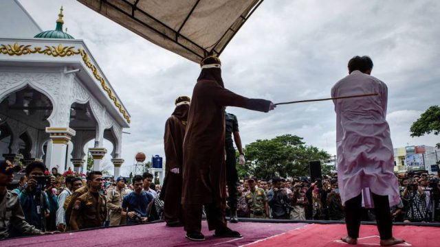 Azotan a dos hombres por mantener relaciones sexuales