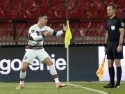 Subastarán banda de capitán que Cristiano Ronaldo arrojó al césped