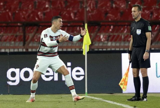 Subastarán banda de capitán que Cristiano Ronaldo arrojó al césped