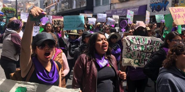Realizan pintas virtuales con consignas feministas en monumentos