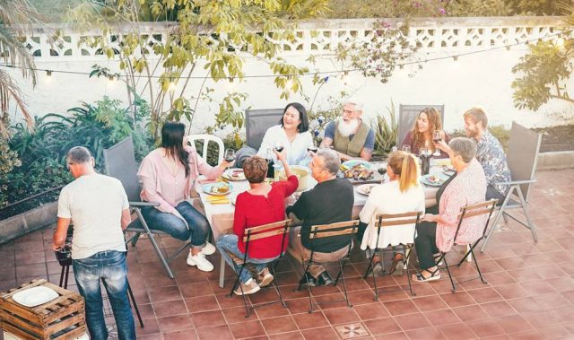 Personas vacunadas contra la COVID-19 pueden reunirse sin medidas sanitarias