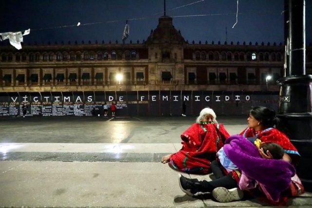 Pintan vallas de Palacio Nacional con nombres de víctimas de feminicidio
