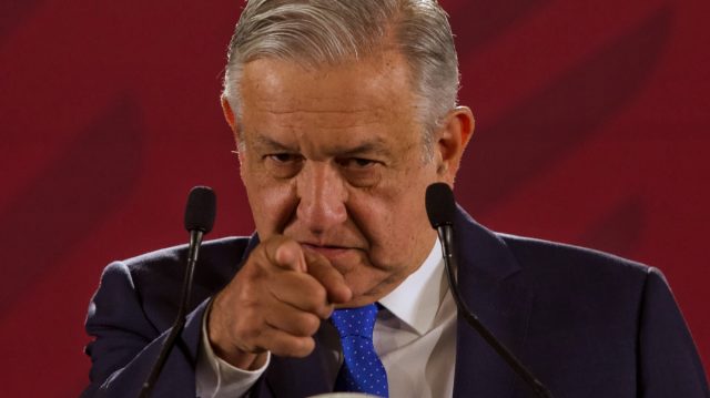 Obrador cambiaría la Constitución si su reforma eléctrica no se aprueba