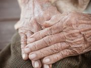 Anciana pide a enfermero que la vacunó que la rescate de sus familiares