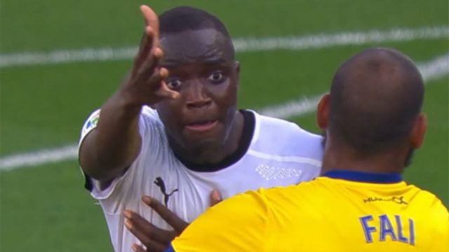 Jugador del Valencia recibe insultos racistas y abandona el campo