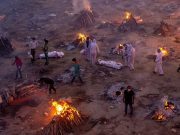 India supera más de 3 mil muertes por día; queman cuerpos en las calles
